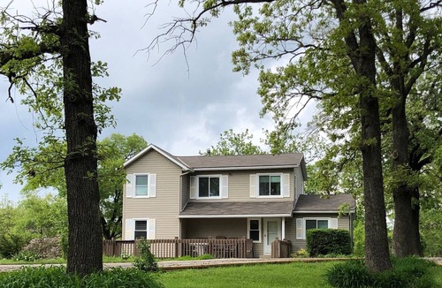 Edwardsville House | Secluded get away, minutes from KC’s favorite attractions!