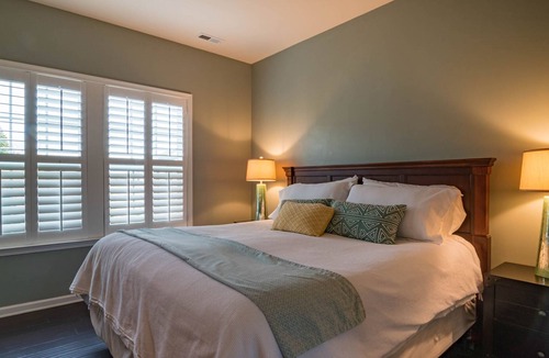 Overland Park House | SECLUDED NEWLY RENOVATED CONTEMPORARY HOUSE-1Gig Wifi/SAUNA/Circle Drwy/WshrDryr