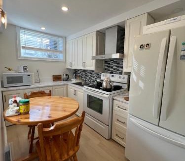 The Peanut House | separate Suite Near Transit - Private Stay in Toronto