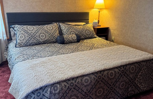 Mitchell County House | Serene 2-bedroom house with bunkroom in charming Cawker City, Fully furnished.