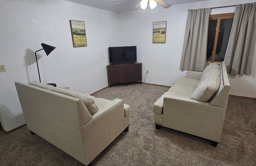 Potter House | Serene 2-bedroom house with AC and garage in charming Potter.