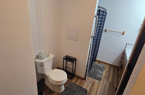 Potter House | Serene 2-bedroom house with AC and garage in charming Potter.