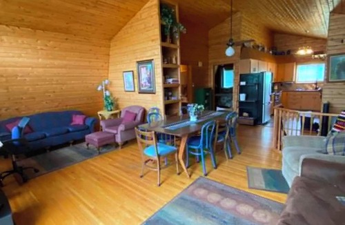Warroad House | Serene Riverfront, Lake Of The Woods 2min, Pets Free, 8 beds, 25 acres.