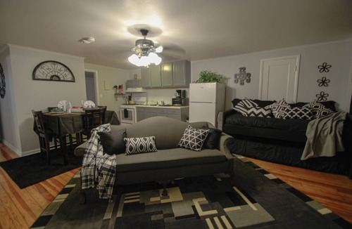 Sapulpa House | Serenity in Sapulpa sleeps 21 - 15 minutes to Tulsa