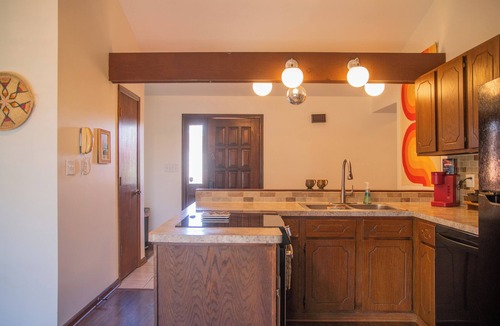 Manhattan House | Shag Stay MHK – Ultimate 70s Dream Pad Retro Vibes + Modern Comfort Near Airport