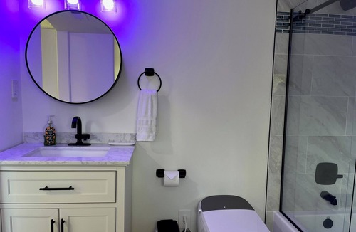Longmont House | Shanti House: Luxury 2 bedroom and 2 bath home with Steam shower. Walk Downtown!