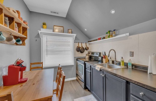 Riverview House | Shark Tank Comfy King BD1BT Free Parking Fast Wifi