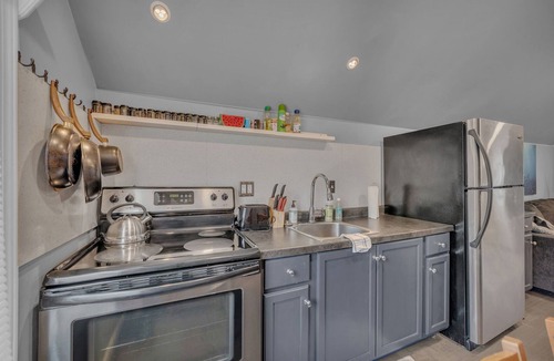 Riverview House | Shark Tank Comfy King BD1BT Free Parking Fast Wifi