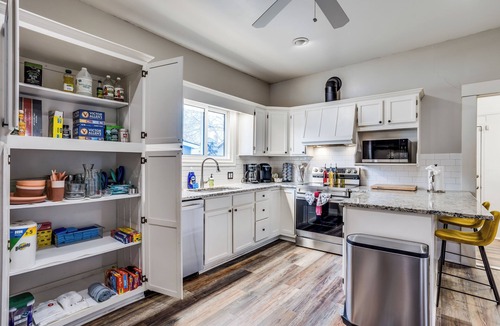 College Hill House | Short Walk to Wesley Hospital | 3 Beds W/W&D!