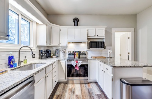 College Hill House | Short Walk to Wesley Hospital | 3 Beds W/W&D!