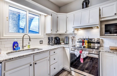 College Hill House | Short Walk to Wesley Hospital | 3 Beds W/W&D!