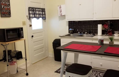 Manhattan House | Simple & Clean - PRIVATE DOWNTOWN COTTAGE - Easy to K-State & Mall