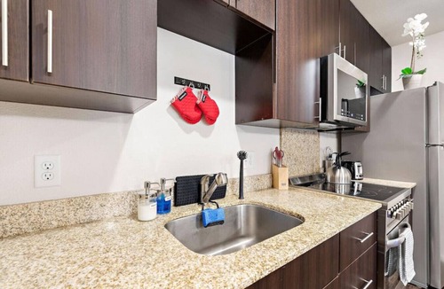 Prairie Village Apartment | ★❂Sinatra's Escape❂King Bed❂Fast Wifi❂★