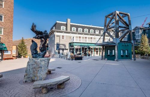 North Park City House | Ski-in/Ski-out, Stunning Top Floor Condo at Park City Base, Professionally Decorated Luxury 5BR