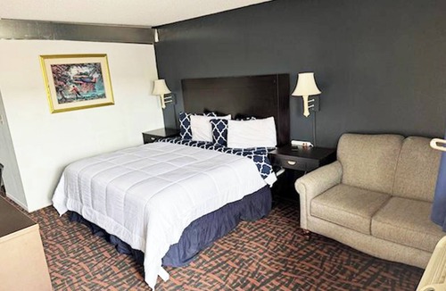 Hutchinson Hotel | Sky-Palace Inn Hutchinson-1 Queen Suite with Sofa NS