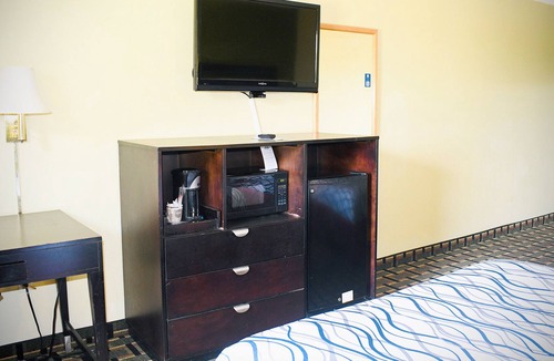 Park City House | Sky-Palace Inn & Suites Park City Wichita North - 1 King Bed NS
