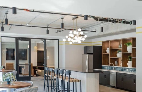 Dundee-Happy Hollow Historic District Apartment | Sleepover | Beautiful Studio + Gym/Sauna - Omaha