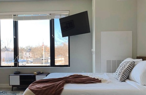 Des Moines Apartment | Sleepover: Exclusive Studio and Gym - Des Moines