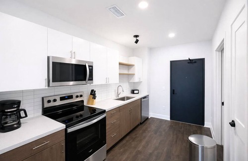 Dundee-Happy Hollow Historic District Apartment | Sleepover | Sleek Studio + Gym/Sauna - Omaha
