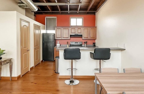 Springfield Apartment | Sleepover | Upscale 2BD/1BA - Downtown Springfield