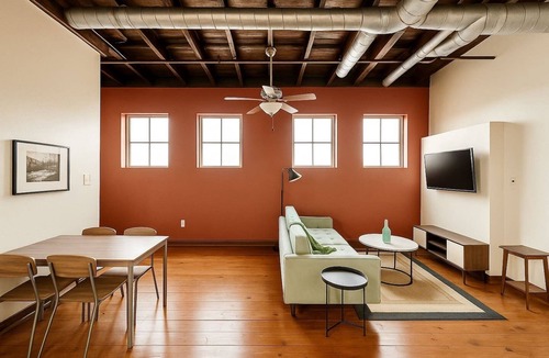 Springfield Apartment | Sleepover | Upscale 2BD/1BA - Downtown Springfield