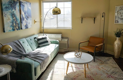 Wichita Apartment | Sleepover: Warm 1BD/1BA + Gym + workspace- Dwtn Wichita