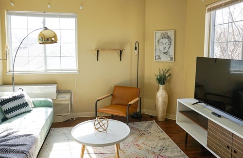 Wichita Apartment | Sleepover: Warm 1BD/1BA + Gym + workspace- Dwtn Wichita