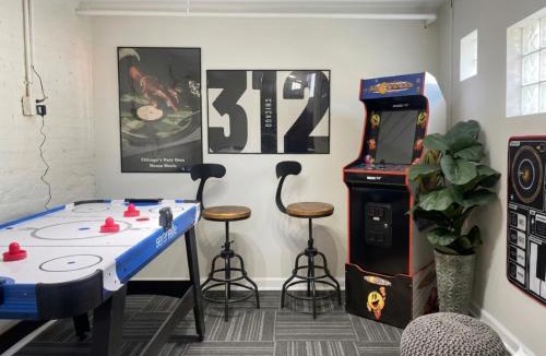 Brookfield House | Sleeps 10 + Coffee bar + Game Room + Train to CHGO