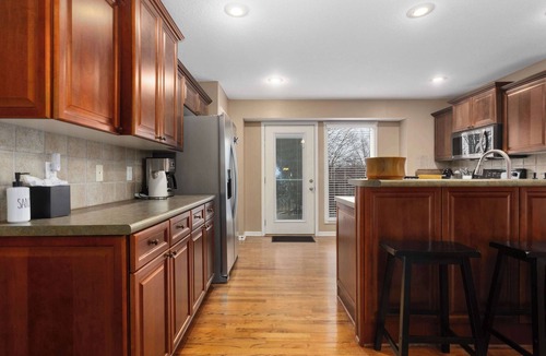 Olathe House | Sleeps 10. Patio & Deck. Ready for Major international sporting event Cup!