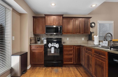 Olathe House | Sleeps 10. Patio & Deck. Ready for Major international sporting event Cup!