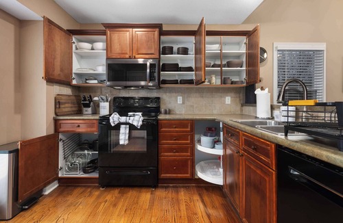 Olathe House | Sleeps 10. Patio & Deck. Ready for Major international sporting event Cup!