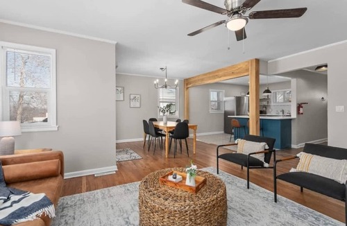 Independence House | Sleeps 10 Pets ok 4 bedrooms