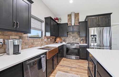 Grain Valley House | Sleeps 12 - 10 Acres - House + Shop - Entertainment Space - 16 Miles to GEHA