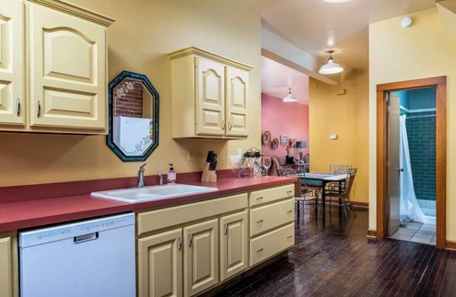 Riverview House | Sleeps 12, 5 King beds, 2 LivingRooms+ 2 Kitchens