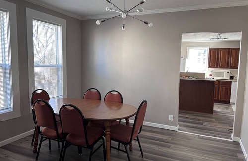 Dundee-Happy Hollow Historic District House | Sleeps 12 King Bed Near Zoo, Dundee & Blackstone