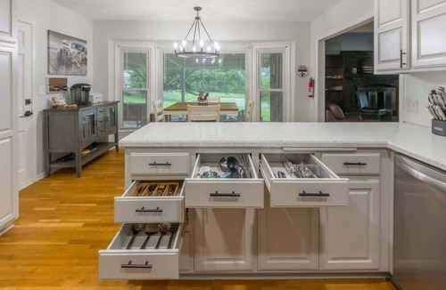 Blue Springs House | Sleeps 15| Game Room + King Beds