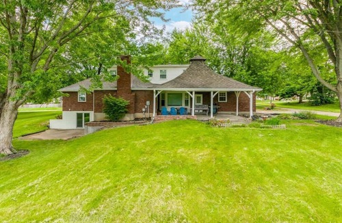 Blue Springs House | Sleeps 15| Game Room + King Beds