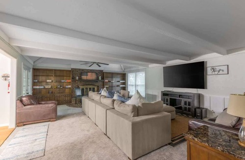 Blue Springs House | Sleeps 15| Game Room + King Beds
