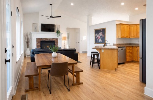 Cherimoya Hill House | Sleeps 22 : Lake-View Retreat with Game Room, Kayaks & Fire Pit
