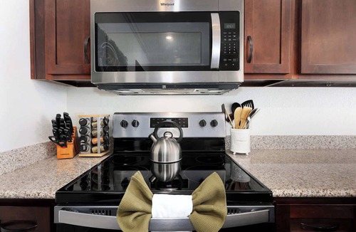 Overland Park Apartment | Sleeps 5 2BR Pool Free Parking World cup ready!