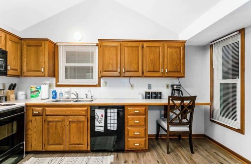 I-435 West KC-KS House | Sleeps 8 4Bedrooms Parking & Wifi