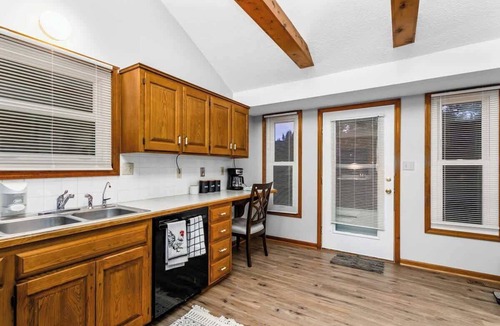 I-435 West KC-KS House | Sleeps 8 4Bedrooms Parking & Wifi