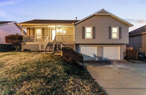 I-435 West KC-KS House | Sleeps 8 4Bedrooms Parking & Wifi