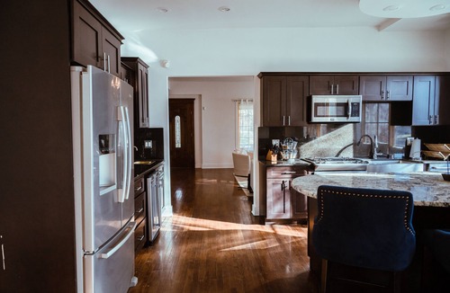 Southmoreland House | Sleeps 8, 7 Queen Beds, Centrally Located, Near Downtown KC & Country Club Plaza