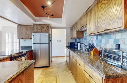 South Snyderville Basin Condo | Slopeside gem with private hot tub & pool table - across from Cabriolet Lift