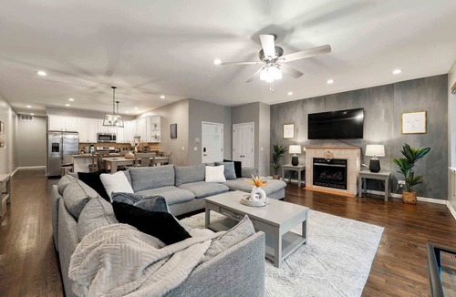 Near South Side Apartment | South Loop 3BD 2BA Condo with Balcony and Parking