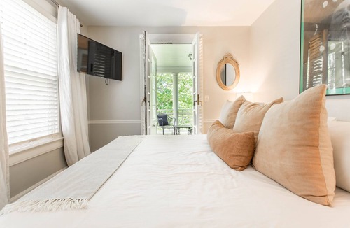Southmoreland House | Southmoreland on the Plaza an Urban Inn