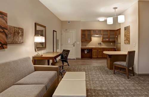 Overland Park Apartment | Spacious 1-Bedroom Queen Suite in Overland Park