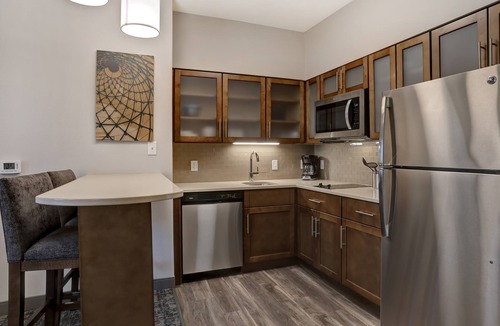 Overland Park Apartment | Spacious 1-Bedroom Queen Suite in Overland Park