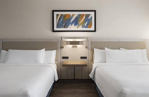 Albuquerque Hotel | Spacious 2 Queen Suites | Pool, Dining, Bar Area + Breakfast Included
